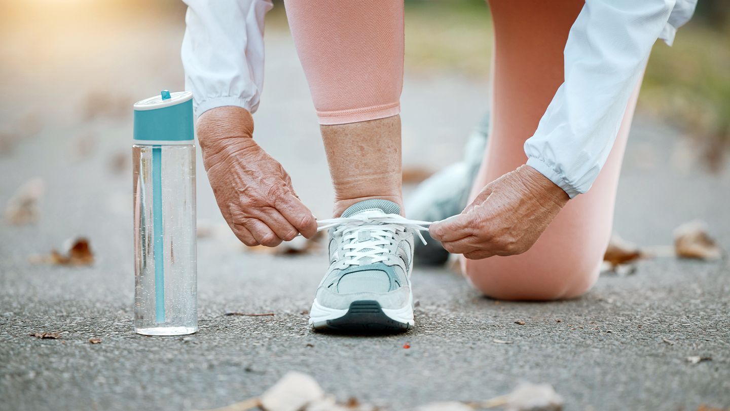 Regelmatige stevige wandelingen en andere oefeningen kunnen valpartijen bij oudere vrouwen helpen voorkomen