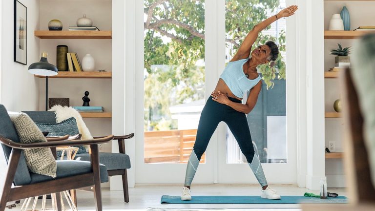 Thuis yoga beoefenen kan de pijn in de onderrug halveren