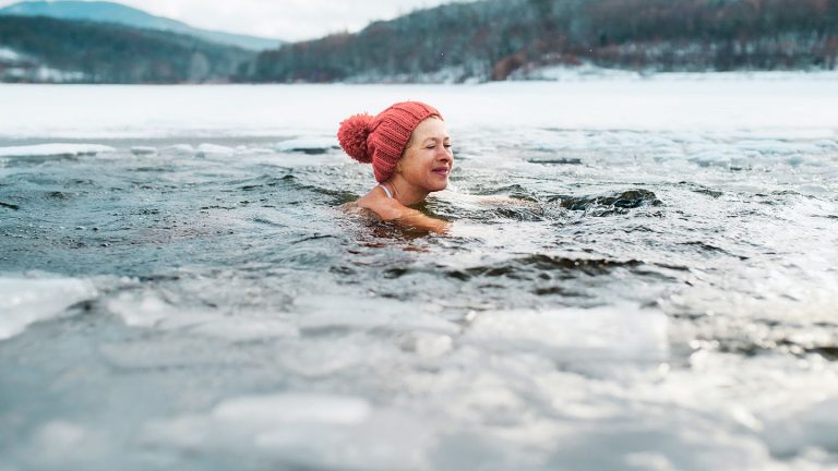 Zwemmen in koud water kan de symptomen van de menopauze verlichten
