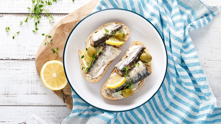 Het vervangen van rood vlees door ansjovis en sardines kan wereldwijd honderdduizenden levens redden