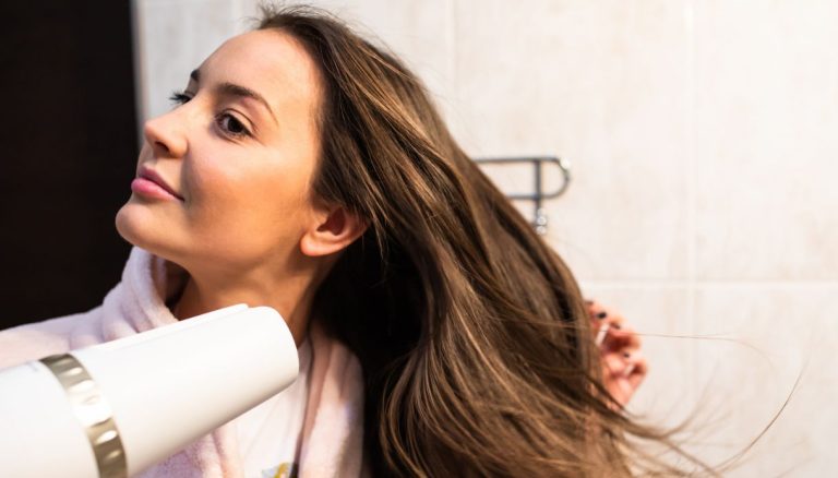 Cheveux lisses, doux et brillants. Vous pouvez les obtenir à un prix mini avec le sèche-cheveux avec booster d’ions