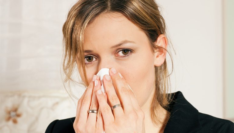 Allergische rhinitis, niezen en verstopte neus komen vaker voor in de ochtend, zegt chronobiologie