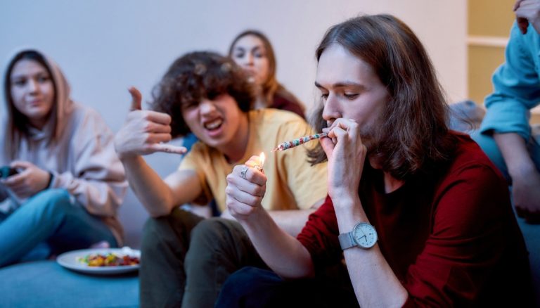 Cannabis verhoogt het risico op psychose bij adolescenten. Wat de nieuwe studie zegt