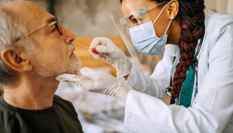 Nieuwe Covid-variant, experts zeggen dat het de immuunafweer ontgaat