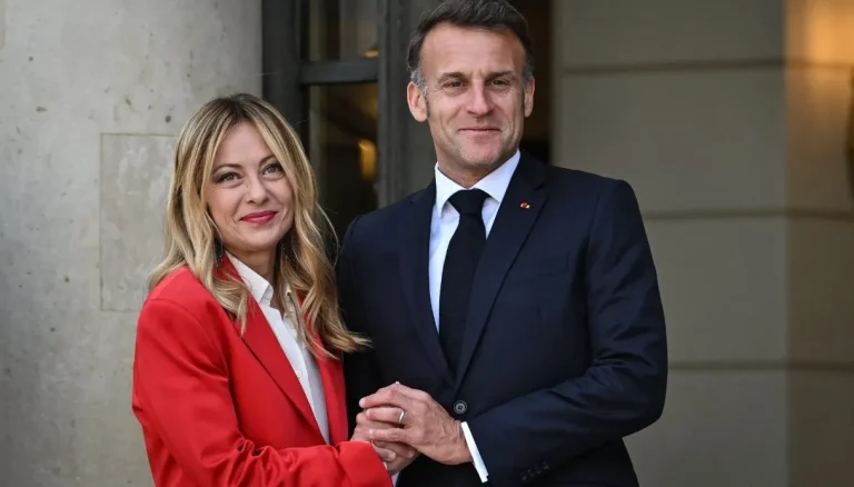 Giorgia Meloni in Parijs, kusjes en knuffels met Macron