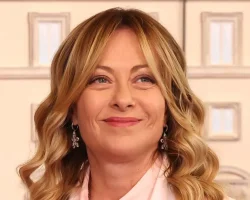 Giorgia Meloni, het roze en made in Italy maatpak voor de Marco Rubio bijeenkomst
