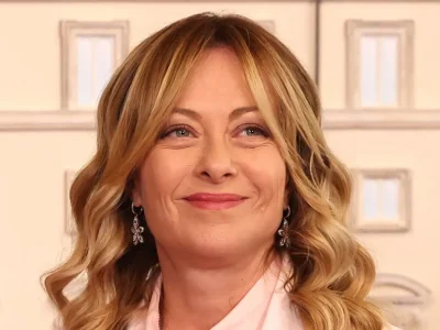 Giorgia Meloni, het roze en made in Italy maatpak voor de Marco Rubio bijeenkomst