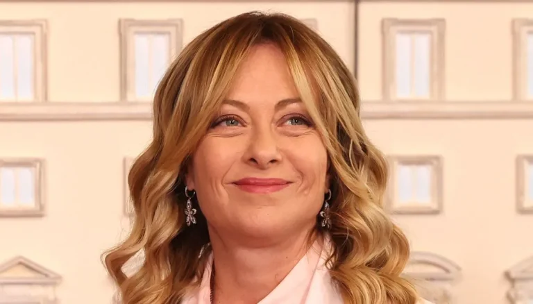 Giorgia Meloni, het roze en made in Italy maatpak voor de Marco Rubio bijeenkomst