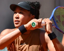 Naomi Osaka brengt de rode loper naar Roland Garros 2026, de gouden minirok schittert