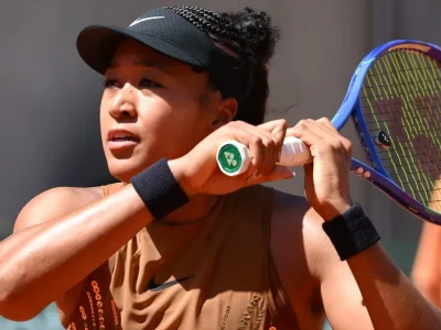 Naomi Osaka brengt de rode loper naar Roland Garros 2026, de gouden minirok schittert