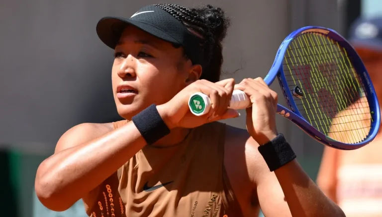Naomi Osaka brengt de rode loper naar Roland Garros 2026, de gouden minirok schittert