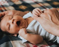 De geeuw van de moeder is besmettelijk voor de baby, zelfs in de buik. De Italiaanse ontdekking