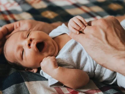 De geeuw van de moeder is besmettelijk voor de baby, zelfs in de buik. De Italiaanse ontdekking