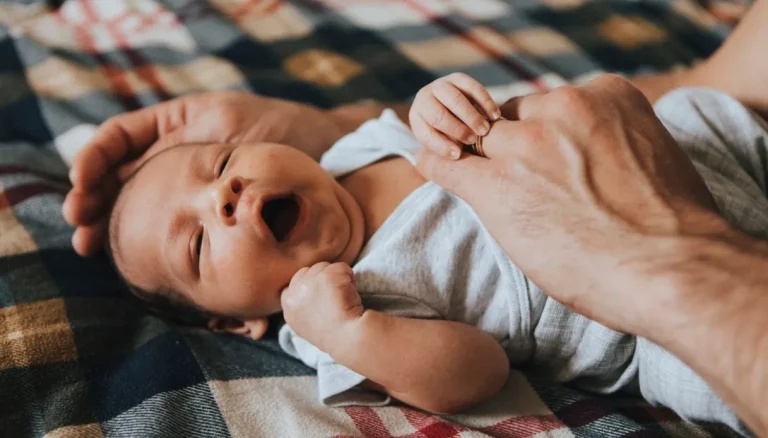 De geeuw van de moeder is besmettelijk voor de baby, zelfs in de buik. De Italiaanse ontdekking