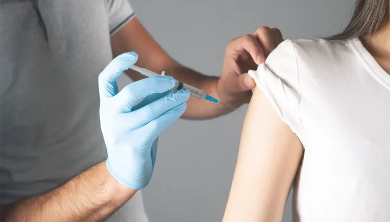 HPV, het vaccin beschermt tegen verschillende tumoren: wie moet er gevaccineerd worden en hoeveel Italianen ervan weten