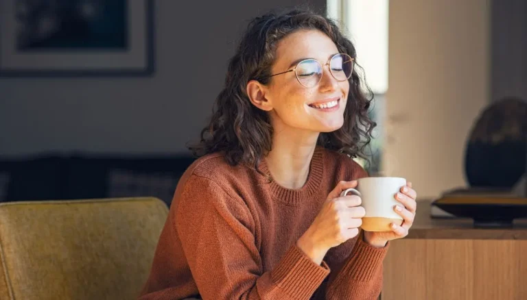 Het geheim van geluk schuilt in micro-vreugde, het sociale fenomeen dat ons leert om met weinig van het leven te genieten