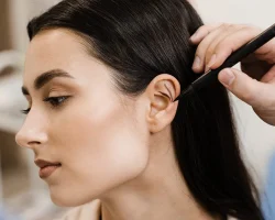 Het oor onthult hoe oud je werkelijk bent, hoe je het kunt verjongen met esthetische geneeskunde