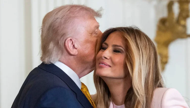Melania omschrijft Donald Trump als ‘empathisch en attent’, zelfs hij lacht: schaamte in het Witte Huis
