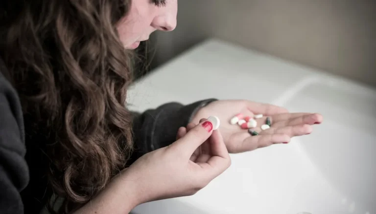 Paracetamol, risico’s van overdosering. AIFA’s waarschuwing en aanbevelingen, vooral voor jongeren