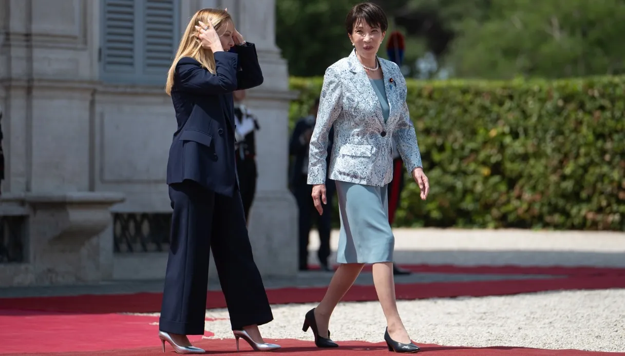 Giorgia Meloni en de Japanse premier Sanae Takaichi in Villa Doria Pamphilj met institutionele looks