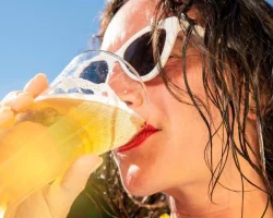 Bier en muggen, want de drank verhoogt de kans op beten. De studie