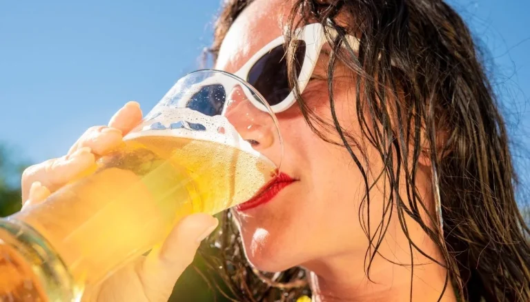 Bier en muggen, want de drank verhoogt de kans op beten. De studie