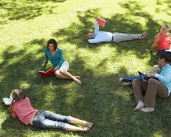 Collectief lezen is het fenomeen van de zomer, hoe de buitenboekenclub van Baricco werkt