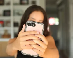 Einde van school, adolescenten en kinderen die het risico lopen op hyperconnectie en sociale media: wat te doen