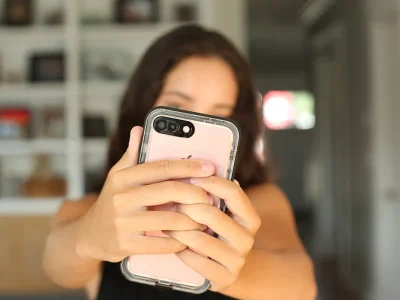 Einde van school, adolescenten en kinderen die het risico lopen op hyperconnectie en sociale media: wat te doen