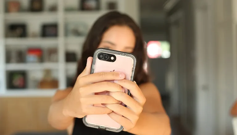 Einde van school, adolescenten en kinderen die het risico lopen op hyperconnectie en sociale media: wat te doen