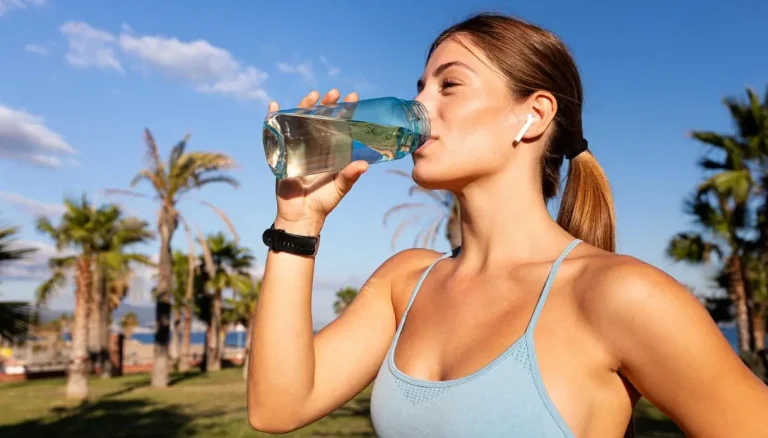 Hoeveel water drink je eigenlijk elke dag? De methode van de voedingsdeskundige om uw werkelijke behoeften te berekenen