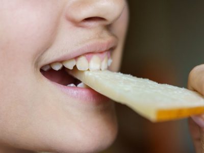 Kazen met rauwe melk, omdat deze niet worden aanbevolen en potentieel gevaarlijk zijn voor jonge kinderen