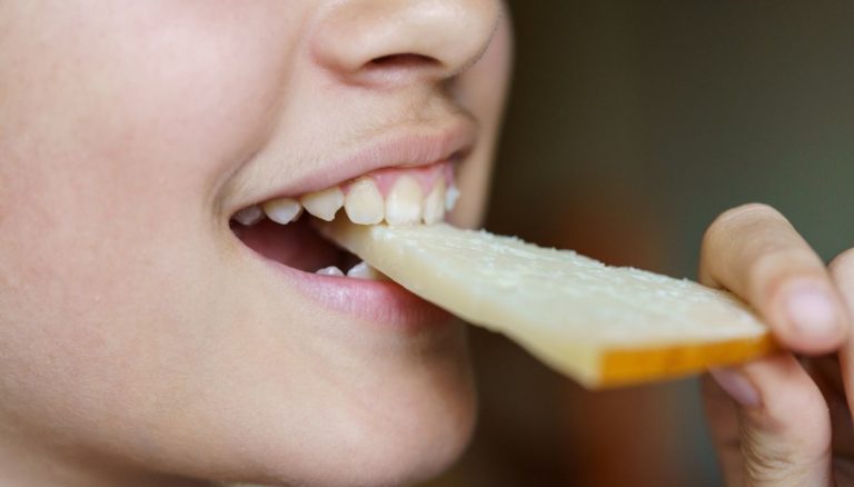 Kazen met rauwe melk, omdat deze niet worden aanbevolen en potentieel gevaarlijk zijn voor jonge kinderen