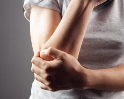 Osteoporose, hoe voorkom je het: pas op voor kwetsbare botten, hoe belangrijk de hersenen en hormonen zijn