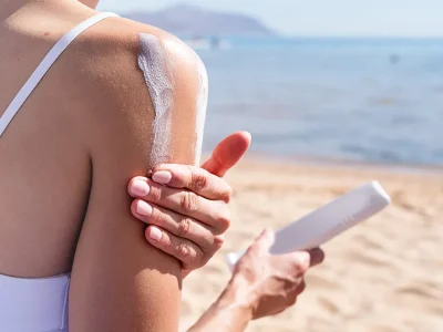 Uitdroging, gezwollen benen, huiduitslag en meer: ​​wat moet je meenemen tegen zomerkwaaltjes