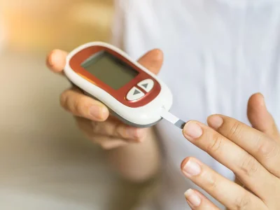 Verzengende hitte en diabetes, wat er gebeurt: de acht regels om risico’s te vermijden