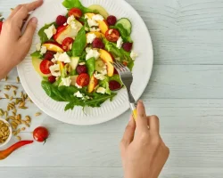 Warmte en eetlust: waarom we in de zomer minder honger hebben en wat we moeten eten om ons goed te voelen
