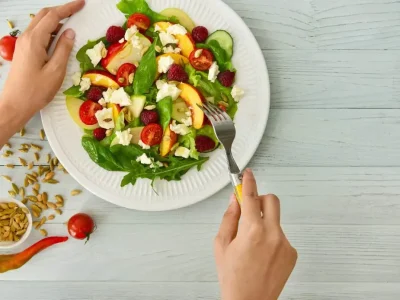 Warmte en eetlust: waarom we in de zomer minder honger hebben en wat we moeten eten om ons goed te voelen