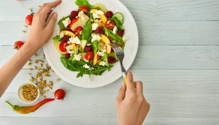 Warmte en eetlust: waarom we in de zomer minder honger hebben en wat we moeten eten om ons goed te voelen