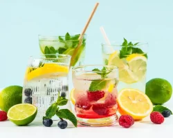 Zomerse drankjes die echt hydrateren: wat te drinken als het warm is
