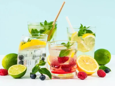 Zomerse drankjes die echt hydrateren: wat te drinken als het warm is