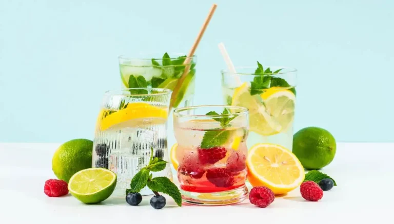 Zomerse drankjes die echt hydrateren: wat te drinken als het warm is