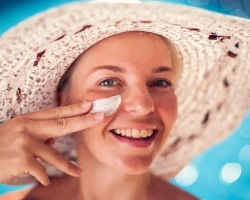 Zonne-exposoom, wat het is en hoeveel op maat gemaakte biologische fotobescherming tegen de zon er toe doet