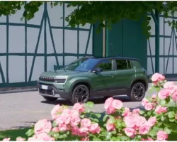 Jeep Avenger 4xe, de SUV die iedereen verovert: stedelijke stijl, avontuurlijke ziel