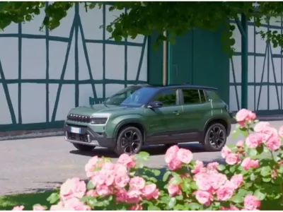 Jeep Avenger 4xe, de SUV die iedereen verovert: stedelijke stijl, avontuurlijke ziel