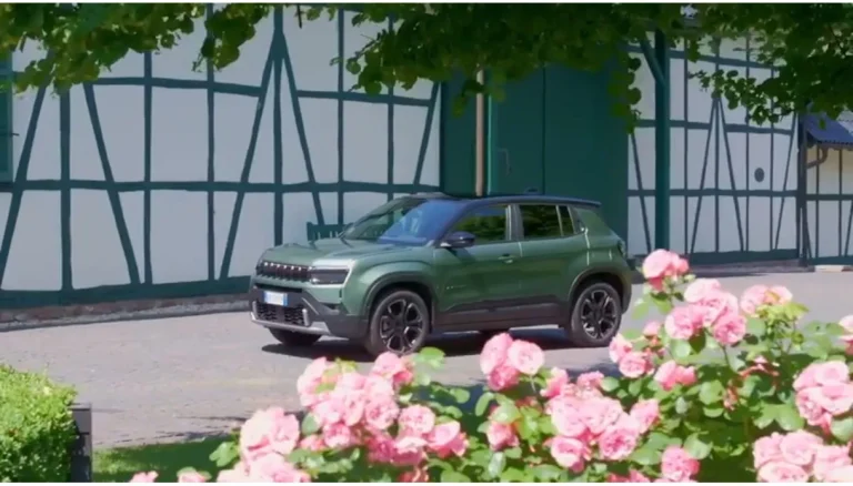 Jeep Avenger 4xe, de SUV die iedereen verovert: stedelijke stijl, avontuurlijke ziel