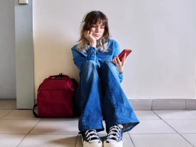 Telefoonverbod op school, het antwoord op onze wens om de verbinding te verbreken?