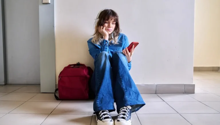 Telefoonverbod op school, het antwoord op onze wens om de verbinding te verbreken?