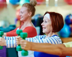 Bent u ouder dan 65 en wilt u spieren behouden door af te vallen in de sportschool? Focus op HIIT, de juiste oefeningen voor jou