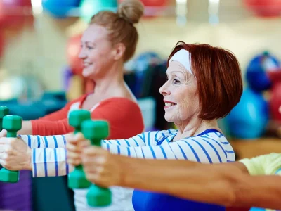 Bent u ouder dan 65 en wilt u spieren behouden door af te vallen in de sportschool? Focus op HIIT, de juiste oefeningen voor jou
